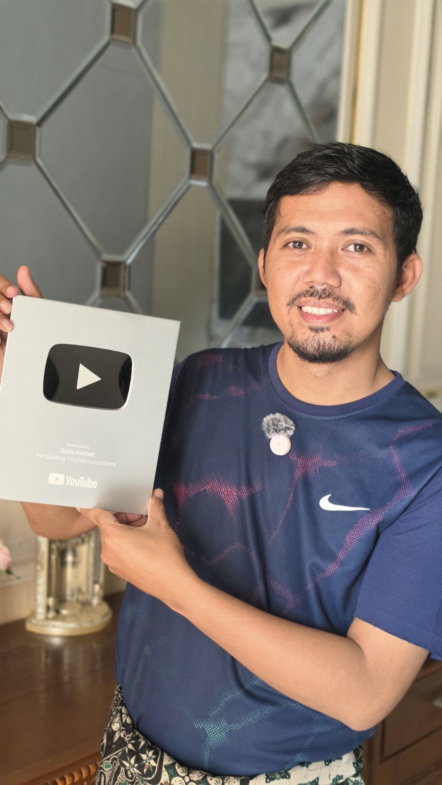 Umar Syifa memegang penghargaan 100 ribu pelanggan YouTube